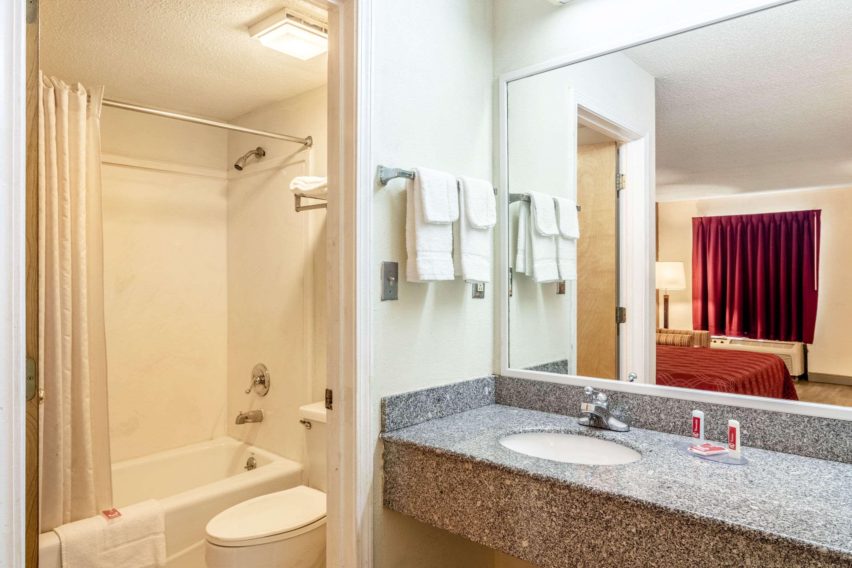Econo Lodge Acworth Bagian luar foto