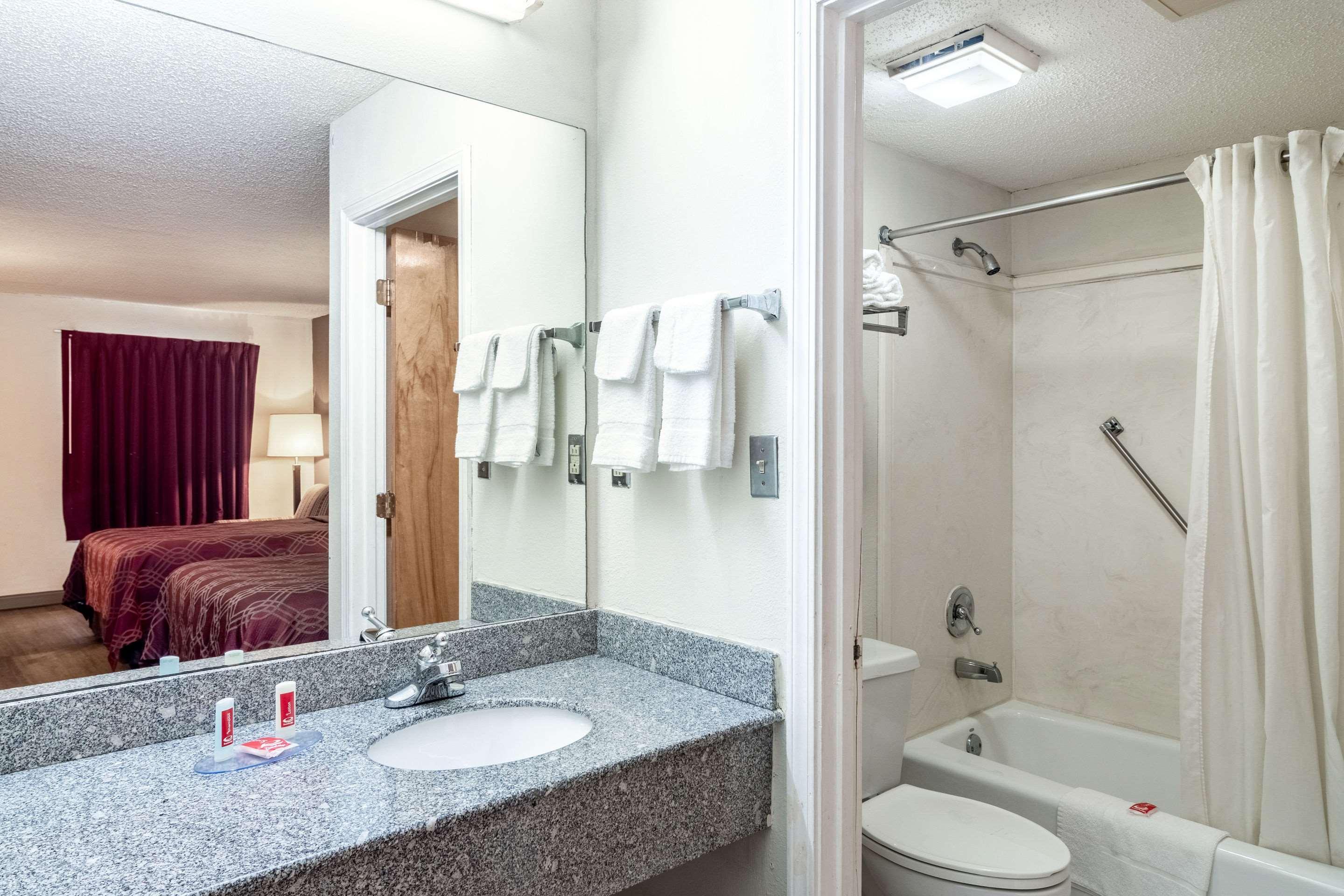Econo Lodge Acworth Bagian luar foto